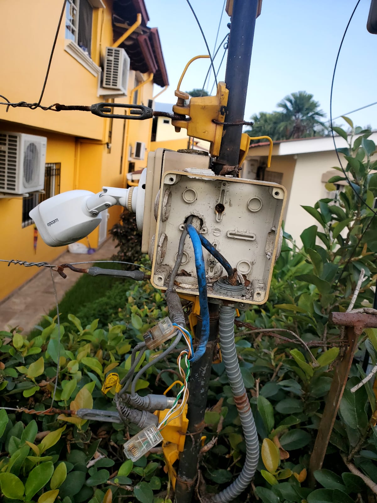 Cajas de registro deterioradas y cable expuesto